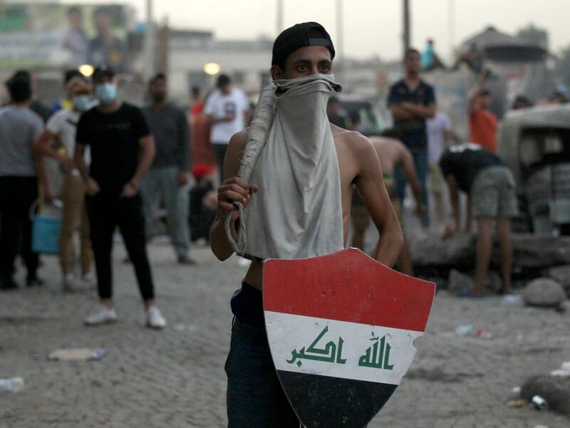 Iraqi demonstrators clash with security forces in al-Tayaran square in central Baghdad on July 27, 2020 during the ongoing anti-government protest due to poor public services. Ahmad AL-RUBAYE / AFP
