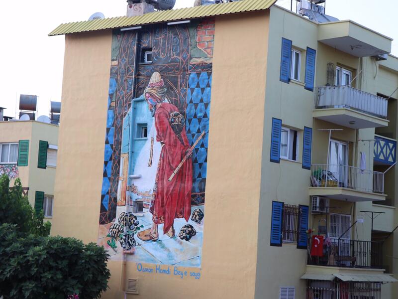Decorating the building walls by climbing on the fire truck, Hazar says that his dream is to make Mersin an open-air art museum. (Twitter/@nocontextmersin)