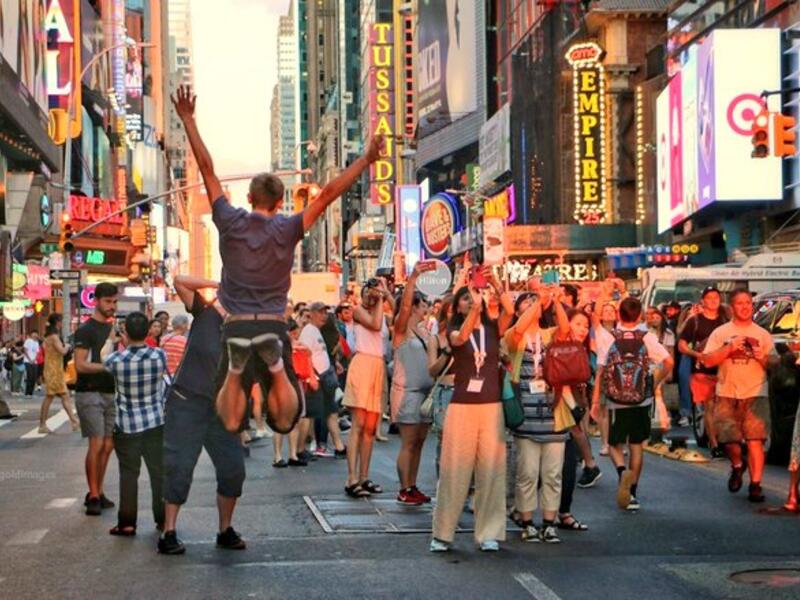 42nd Street, Manhattanhenge in New York City (Twitter)