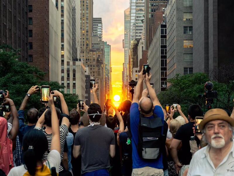 New York City watching Manhattanhenge in the northwest (Twitter/W.Shein)