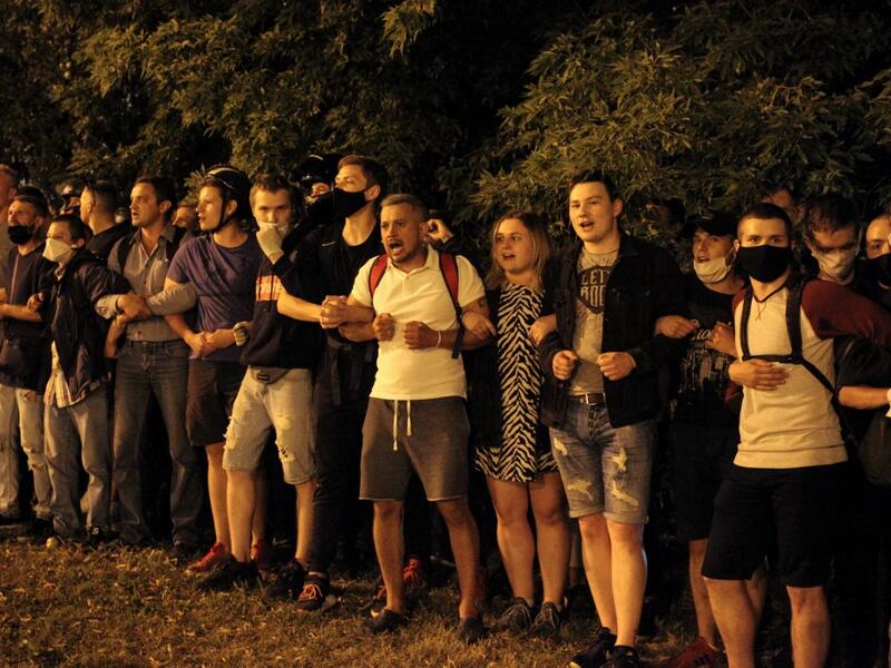 Opposition supporters protest after polls closed in Belarus' presidential election, in Minsk on August 9, 2020. Siarhei LESKIEC / AFP