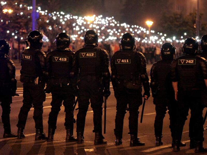 Opposition supporters protest after polls closed in Belarus' presidential election, in Minsk on August 9, 2020. Siarhei LESKIEC / AFP
