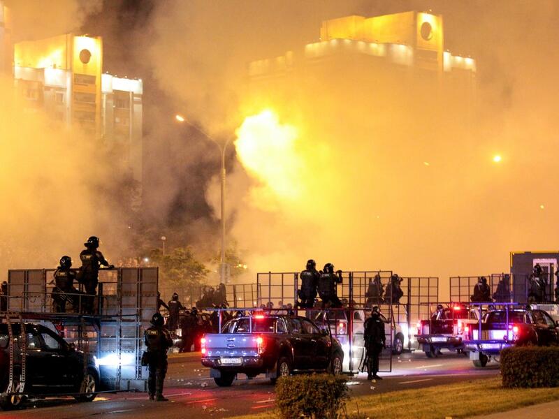 Riot police disperse protesters after polls closed in the presidential election, in Minsk on August 9, 2020. Siarhei LESKIEC / AFP