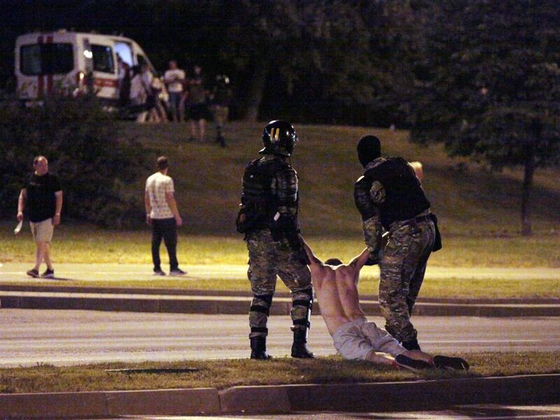 Riot police detain a protester after polls closed in the presidential election, in Minsk on August 9, 2020. Siarhei LESKIEC / AFP
