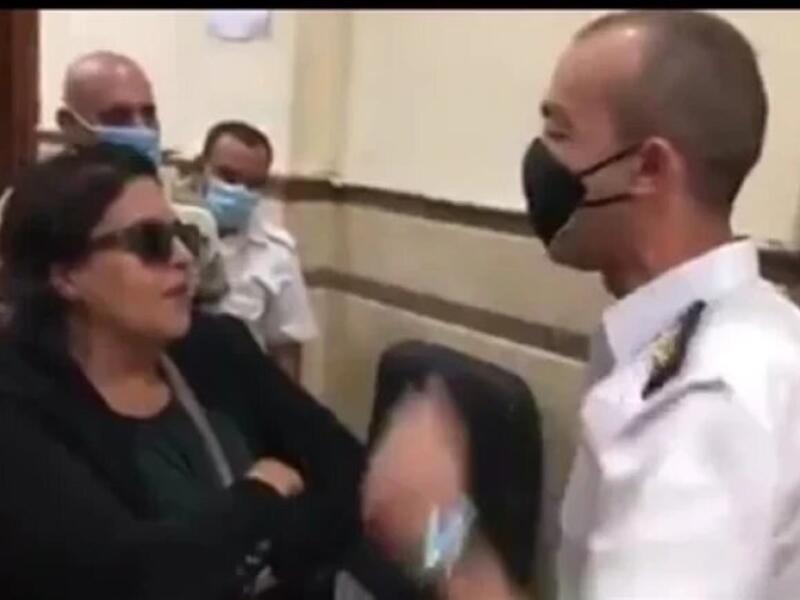 سيدة تعتدي على شرطي أمام محكمة وتنتحل صفة مستشار