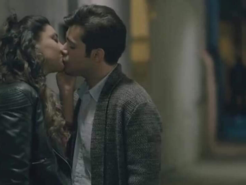 Bombshell Kissing Scene in Syrian Series 'Chicago Street' Shocks Viewers (Video)