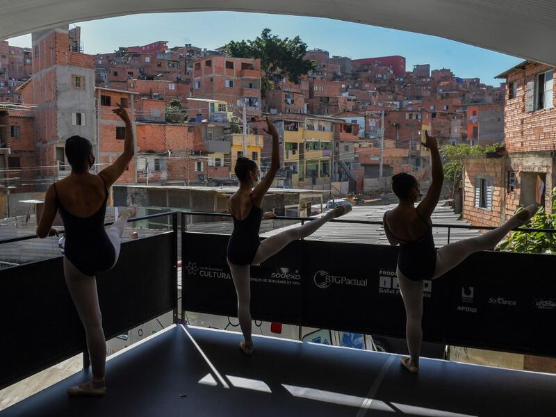 The 200 ballet students of Paraisopolis, the second largest favela in Sao Paulo, restarted rehearsals after five months with a coreography about a police operation that put their community in mourning last year. NELSON ALMEIDA / AFP