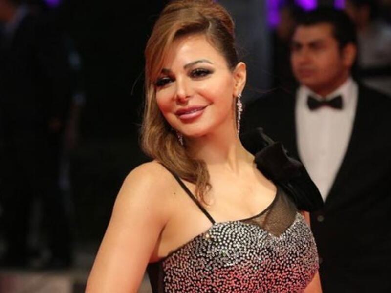 سوزان نجم الدين تطل بتوب قصير..وإبرة في بطنها تثير التساؤل حول خضوعها لعملية جراحية!