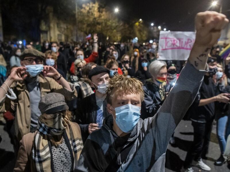 Protestors shout slogans as they are blocked by riot police guarding the house of Jaroslaw Kaczynski, leader of Poland's ruling Law and Justice party (PIS) during a demonstration against a decision by the Constitutional Court on abortion law restriction,in Warsaw on October 23, 2020. Wojtek RADWANSKI / AFP