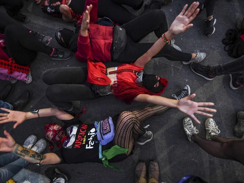 Demonstrators supporting the reform of the Chilean constitution gather waiting the referendum results at Plaza Italia square in Santiago on October 25, 2020. A year to the day after more than one million people thronged downtown Santiago in the biggest Chile's social uprising, Chileans vote Sunday on whether to change the country's dictatorship-era constitution seen as underpinning the nation's glaring inequalities. MARTIN BERNETTI / AFP