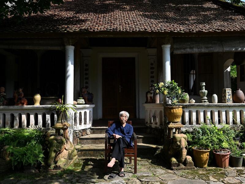 This photograph taken on October 22, 2020 shows 89-year-old Vietnamese artist Mong Bich addressing guests during the opening of her first solo exhibition at the French Cultural Centre in Hanoi. Bich specialises in silk paintings of daily life and ordinary people, women in particular, and ploughed a lonely furrow during many years of war when artists were steered towards the army or frontline workers as subjects. Manan VATSYAYANA / AFP