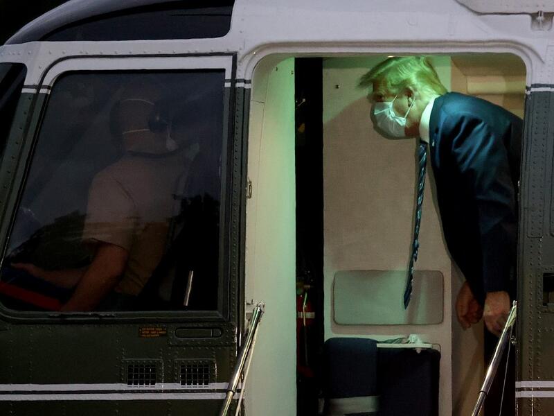 U.S. President Donald Trump talks to Marine One helicopter pilots while returning to the White House from Walter Reed National Military Medical Center on October 05, 2020 in Washington, DC. Trump spent three days hospitalized for coronavirus. Win McNamee/Getty Images/AFP WIN MCNAMEE / GETTY IMAGES NORTH AMERICA / Getty Images via AFP