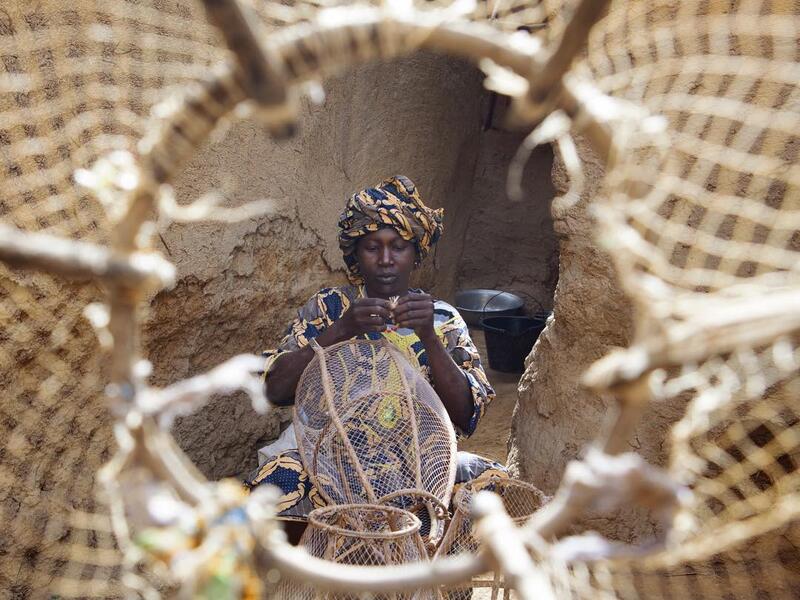 Saudi Photographer Hesham Alhumaid: Fishing net maker - Djenne - Mali. (Instagram/@hesh4m)