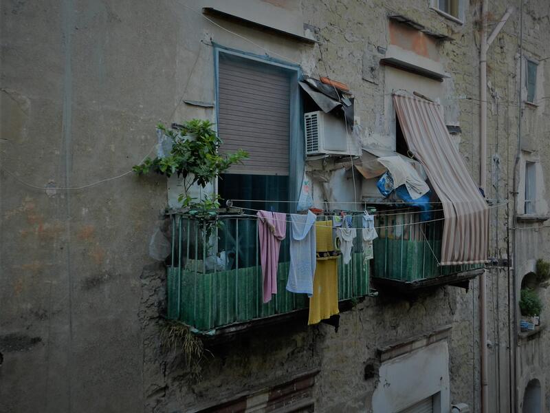 Narrow alley with laundry hanging to dry in the old town of Naples/Photo by Ewelina