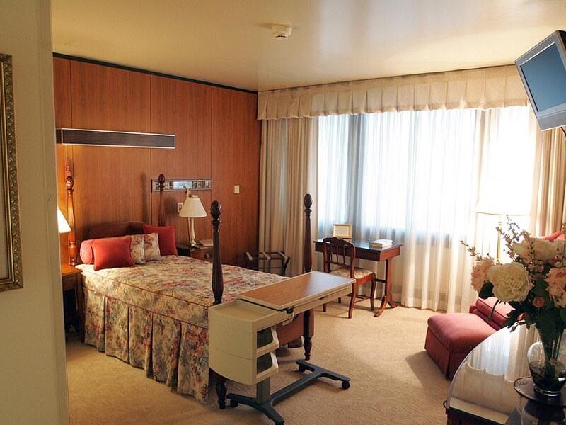 U.S president Trump isn’t staying in any old hospital room. Walter Reed Hospital has a six-room presidential suite just for the commander in chief that includes an intensive care unit, a kitchen, a living room, a bedroom, & a dining room with a crystal chandelier (Twitter/T.Dillon)