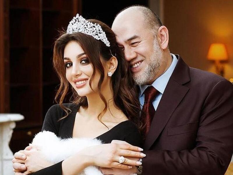 ملك ماليزيا السابق السلطان محمد الخامس وعارضة الأزياء الروسية "أوكسانا فويفودينا" 