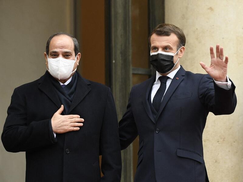French President Emmanuel Macron (R) welcomes his Egyptian counterpart Abdel Fattah al-Sisi at the Elysee presidential Palace on December 7, 2020 in Paris, for a meeting as part of al-Sisi's a three-day controversial state visit to France, with activists warning Paris not to turn a blind eye to Cairo's rights record with a red carpet welcome. Bertrand GUAY / AFP