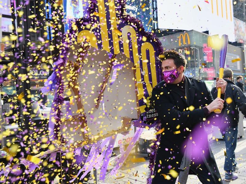 New Year's Eve host Jonathan Bennett smashes a '2020' pinata during the 14th annual Good Riddance Day in Times Square on December 28, 2020 in New York City. - This year, people from around the world were encouraged to participate virtually by sharing their Good Riddance Day memories in advance, so they can start fresh in 2021. Angela Weiss / AFP