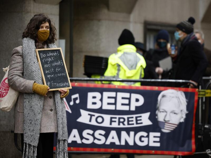 Supporters of Wikileaks founder Julian Assange demonstrate outside the Old Bailey court in central London as the court will rule on his extradition case on January 4, 2021. A London hearing is set to decide if WikiLeaks founder Julian Assange should be extradited to the United States to face trial over the publication of secrets relating to the wars in Afghanistan and Iraq. Tolga Akmen / AFP