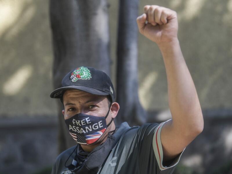 A Mexican activist takes part in a protest in front of the British embassy to demand the freedom of Wikileaks founder Julian Assange, in Mexico City, on January 4, 2021. After British justice denied the US extradition request, Mexican president Andres Manuel Lopez Obrador offered political asylum to Assange. Pedro PARDO / AFP
