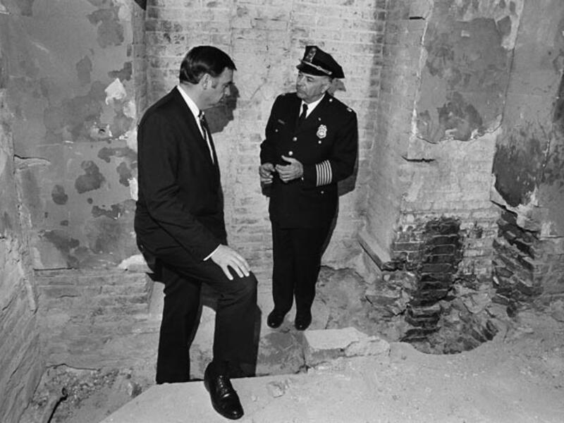 1971: انفجرت قنبلة زرعتها مجموعة "ويذر أندرجراوند" المتطرفة المناهضة للحرب احتجاجًا على غزو "لاوس" المدعوم من أمريكا في إحدى دورات المياه في الشطر الخاص بمجلس الشيوخ من الكابيتول وأحدثت أضرارًا كبيرة لكن لم تتسبب في إصابات.