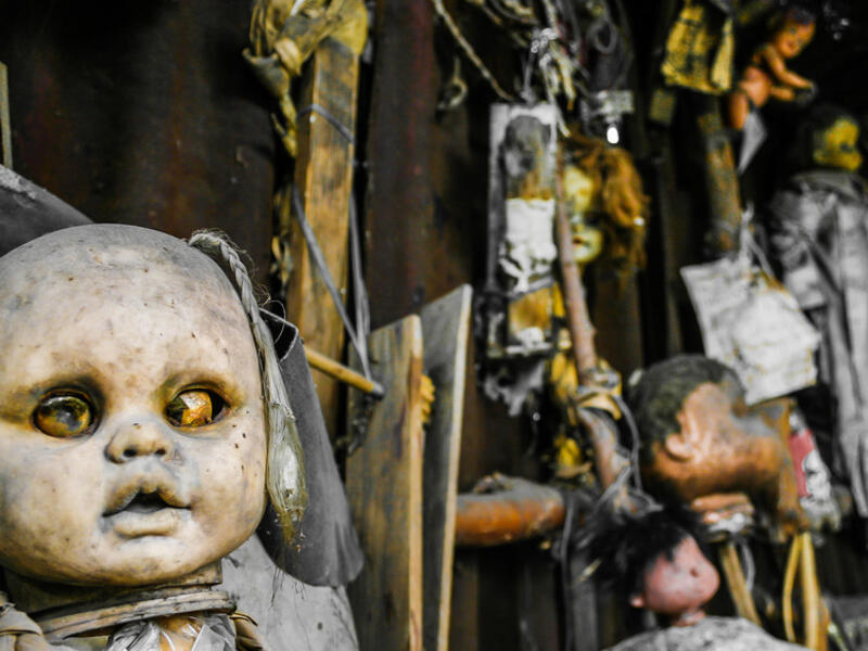 A few miles from the heart of Mexico City lies La Isla de las Muñecas, the Island of Dolls, where thousands of dolls hang from the trees. (Shutterstock)