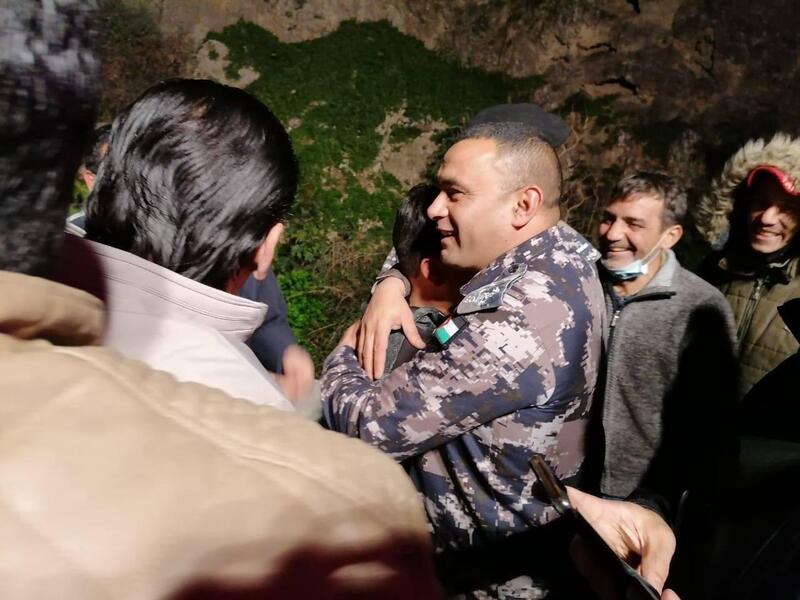 طفل أردني يبحث عن نفسه مع فرق الإنقاذ