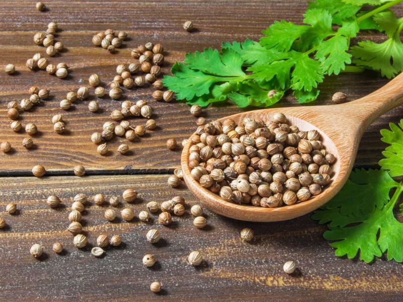 تعمل الكزبرة على خفض ضغط الدم حيث تخفف من توتر الأوعية الدموية