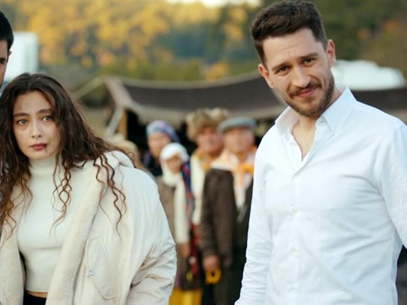نجم ابنة السفير يعيش علاقة حب مع نجمة حريم السلطان