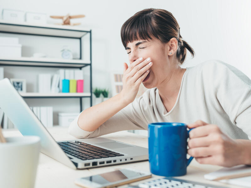 يستغرق البروتين وقتًا أطول للهضم والامتصاص. عندما تأكله مع الكربوهيدرات