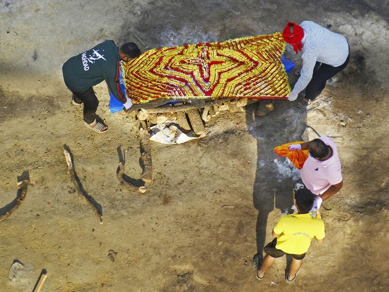Relatives and family members can be seen performing the last rites of patients who died 