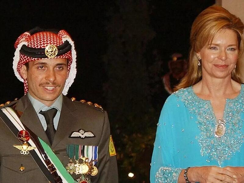 الملكة نور وابنها الأمير حمزة بن الحسين