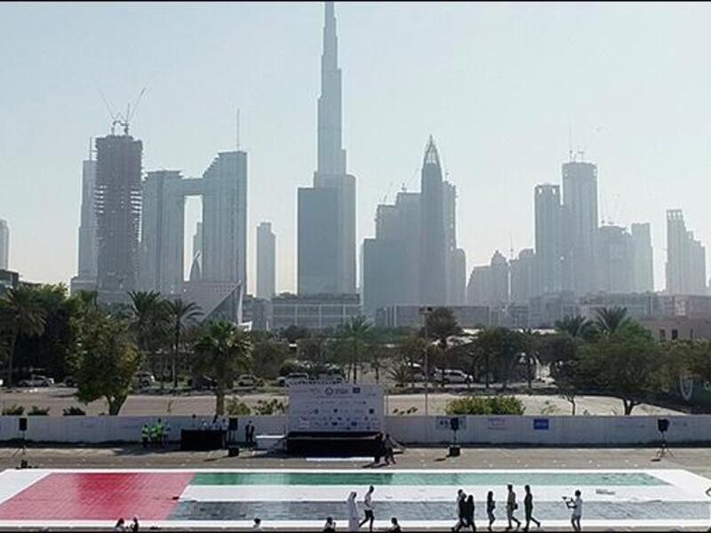 أكبر لوحة فسيفسائية لعلم الإمارات تدخل موسوعة جينيس