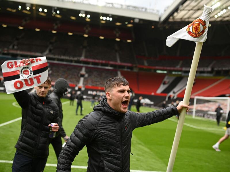 جماهير يونايتد تطالب بتنحي عائلة غلايزر المالكة للنادي