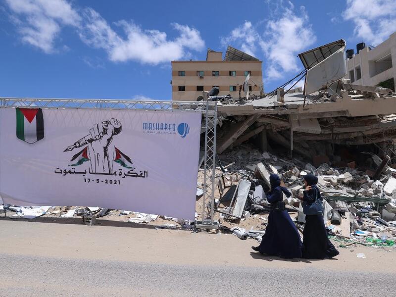 King checks on needs of opening a Jordanian field hospital in Gaza Strip.