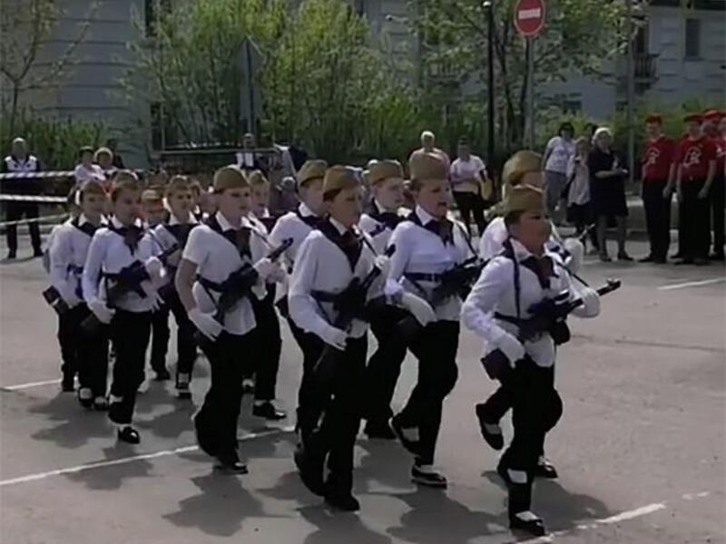 Russian children carry toy guns