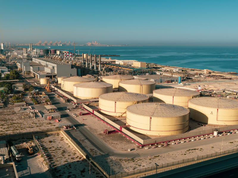 محطة تحلية المياه التي تعمل بالطاقة الشمسية الكبرى من نوعها، وتبلغ قدرتها الإنتاجية مليوني قارورة بسعة 330 ملم سنوياً