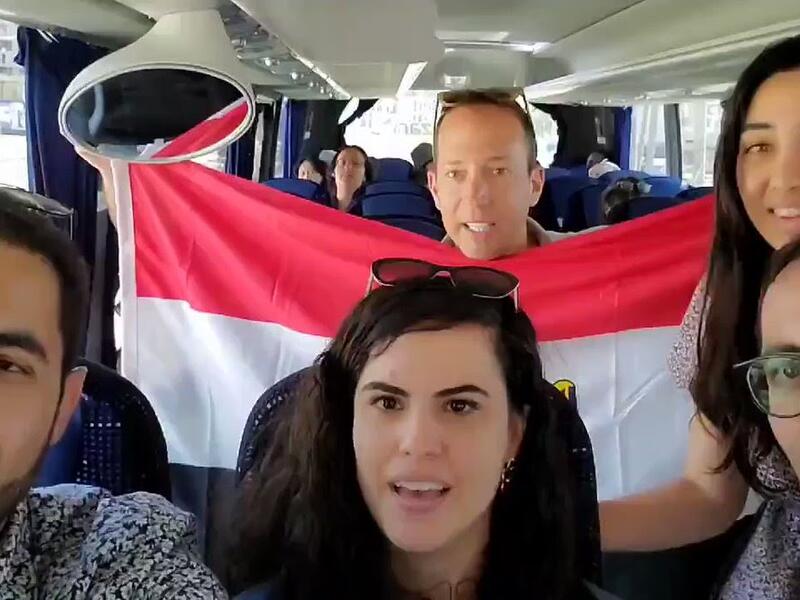 حسين أبو بكر منصور مع إسرائيليين في تل أبيب