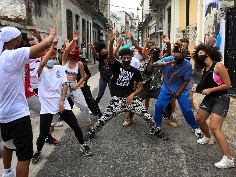 Cuban dance troupe Datway becomes popular 