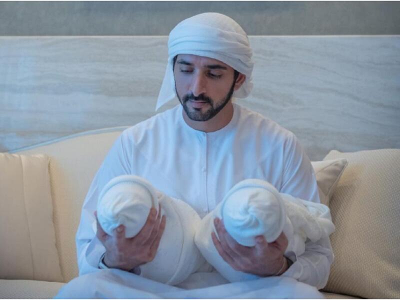 الشيخ حمدا مع التوأم راشد وشيخة