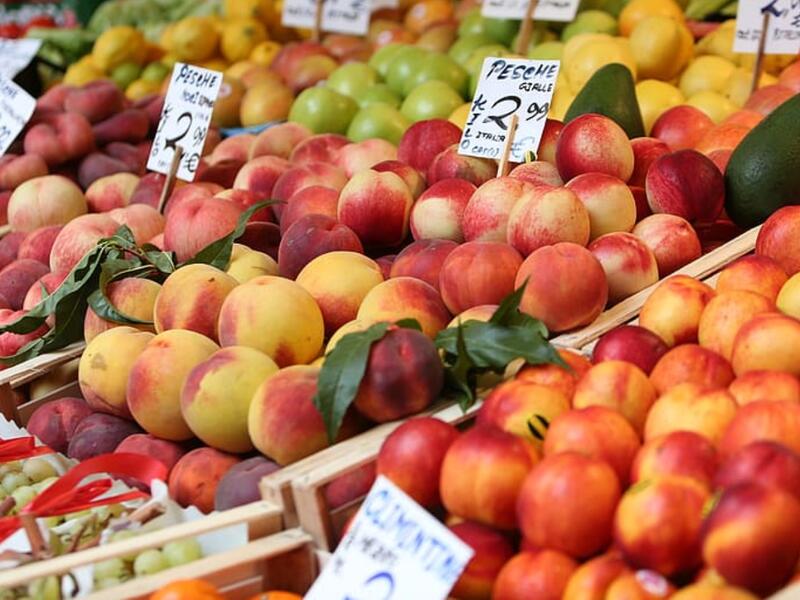 طبيب البوابة: كيف يؤثر تناول الفواكه والخضروات الموسمية على صحتك؟