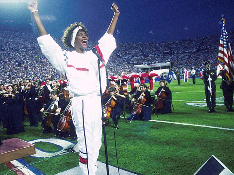 Whitney Houston sings the national anthem at Super Bowl XXV, 1991 