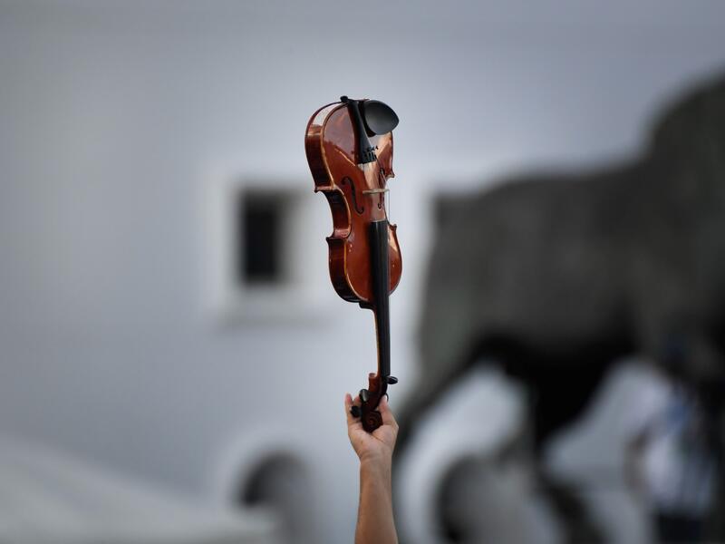 Venezuelan musicians form the world's largest orchestra