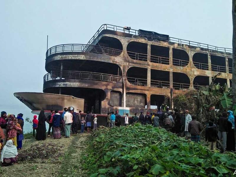 مصرع 32 شخصا بحريق عبّارة في بنغلادش