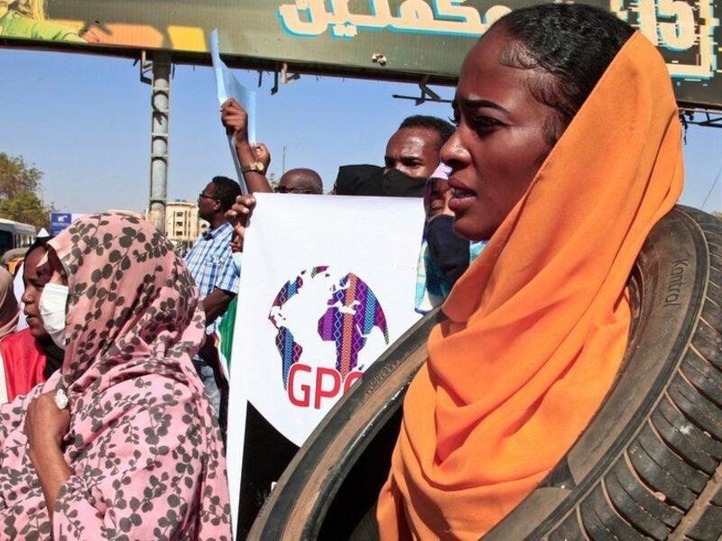 الاف السودانيين ينددون بالانقلاب