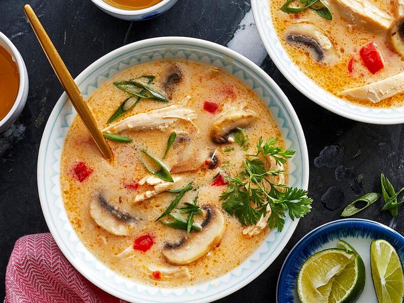 شوربة الكاري التايلندية بالدجاج أو الجمبري 