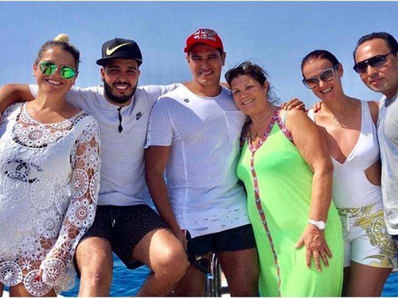 في 2017، انشرت أنباء خطوبة أبو هشيمة من "كاتيا أفيرو"، شقيقة لاعب ريال مدريد كريستيانو رونالدو، وبأنه اشترى لها خاتم مرصع بالألماس من "بولغاري".