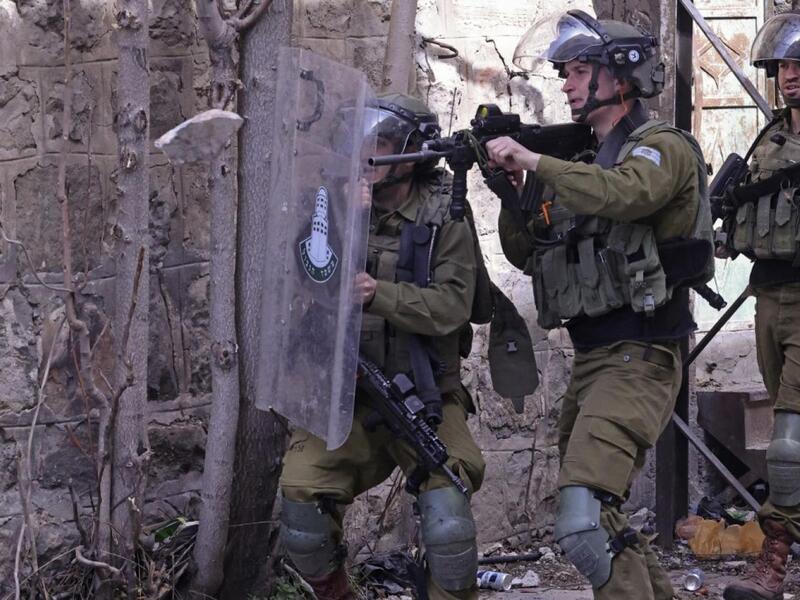 Israeli soldiers fire at Palestinians 