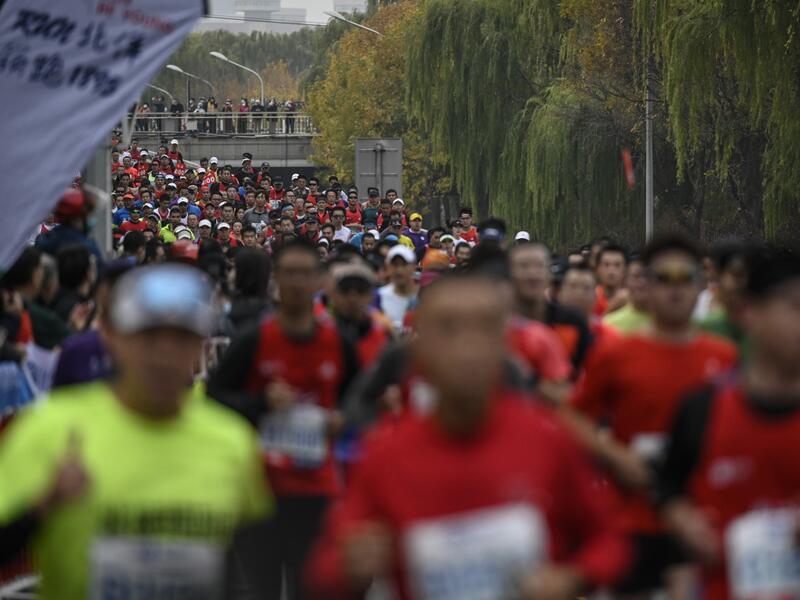 Runners take part in the Beijing Marathon in the Chinese capital on November 6, 2022. (Photo by Jade Gao / AFP)