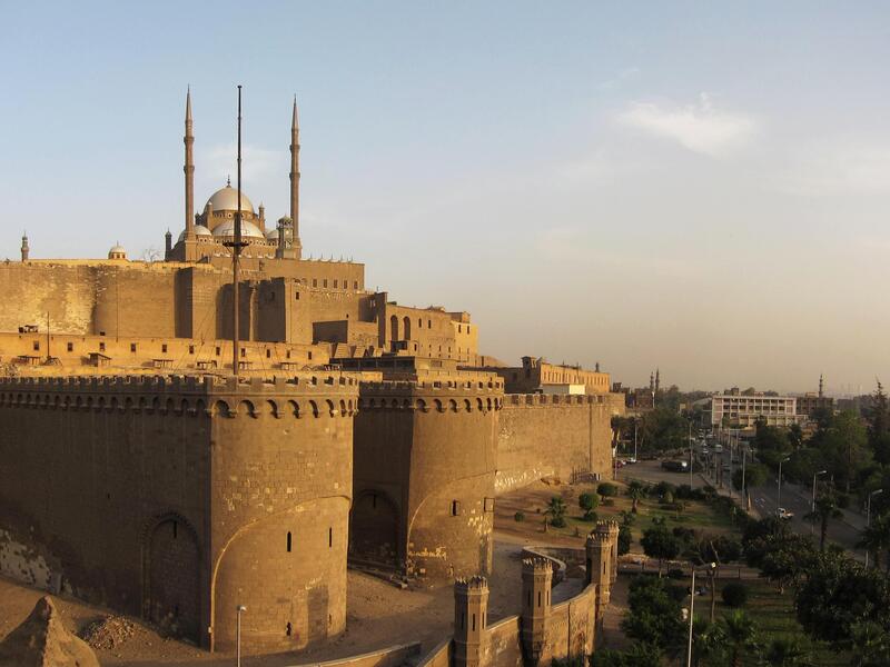 شاب يلقي بنفسه من فوق سور القلعة بالقاهرة